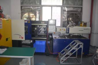 我們常說的臥式注塑機(jī)與立式注塑之間有什么區(qū)別呢？