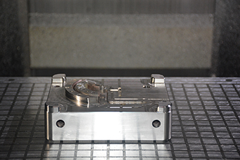 塑膠模具加工廠—因?yàn)閷I(yè)，所以信賴