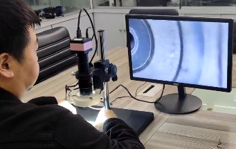 塑膠模具加工廠家精密產(chǎn)品及模具量測需求，新增一臺投影儀