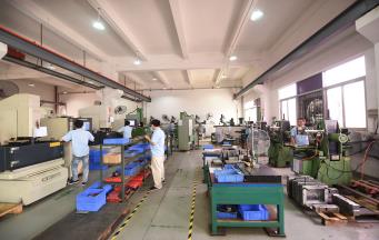 深圳模具廠：精度可達(dá)±0.005mm，打造模具行業(yè)新高度！