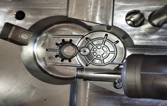 塑膠套啤模具開(kāi)裂原因和對(duì)策？